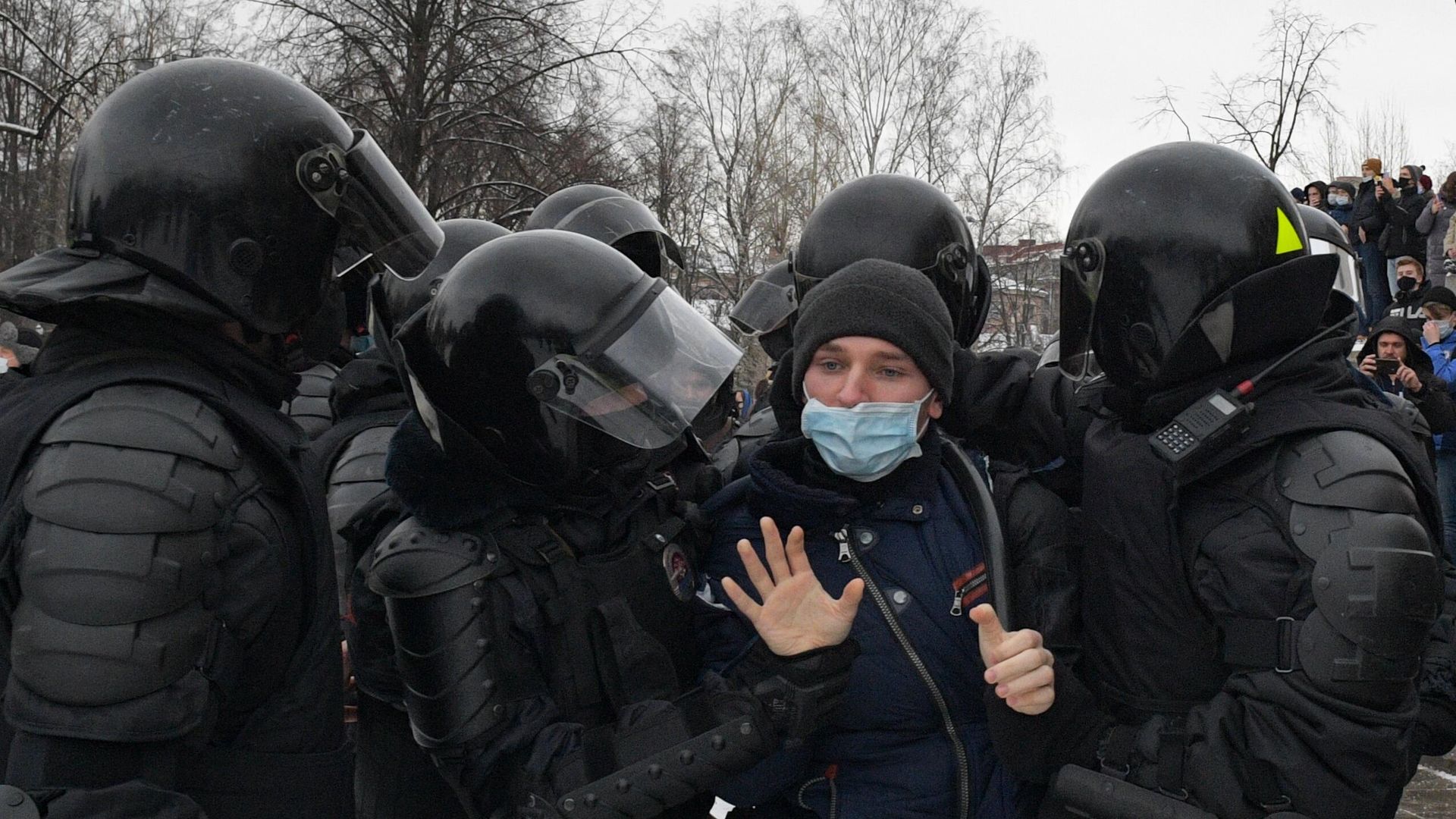 Сотрудники правоохранительных органов задерживают участника несанкционированной акции сторонников Алексея Навального Сотрудники правоохранительных органов задерживают участника несанкционированной акции сторонников Алексея Навального - РИА Новости, 1920, 01.02.2021