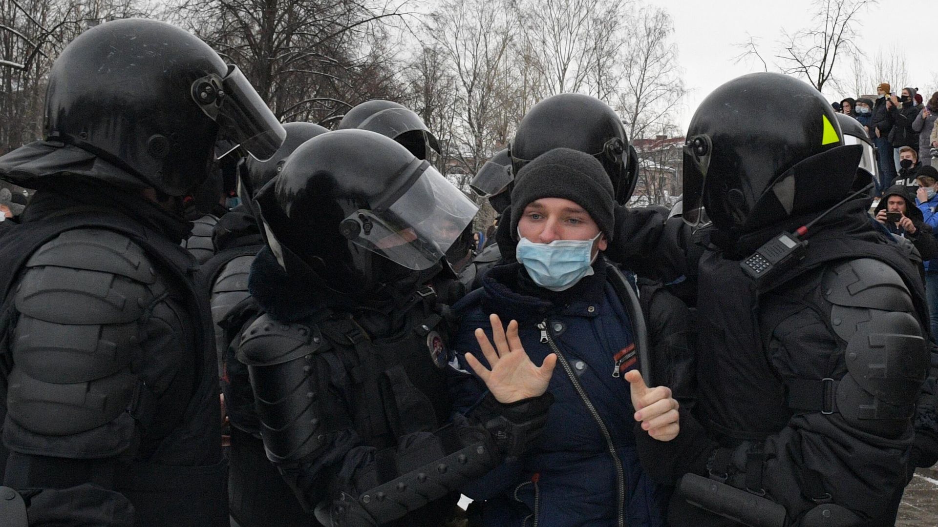 Сотрудники правоохранительных органов задерживают участника несанкционированной акции сторонников Алексея Навального Сотрудники правоохранительных органов задерживают участника несанкционированной акции сторонников Алексея Навального - РИА Новости, 1920, 31.01.2021