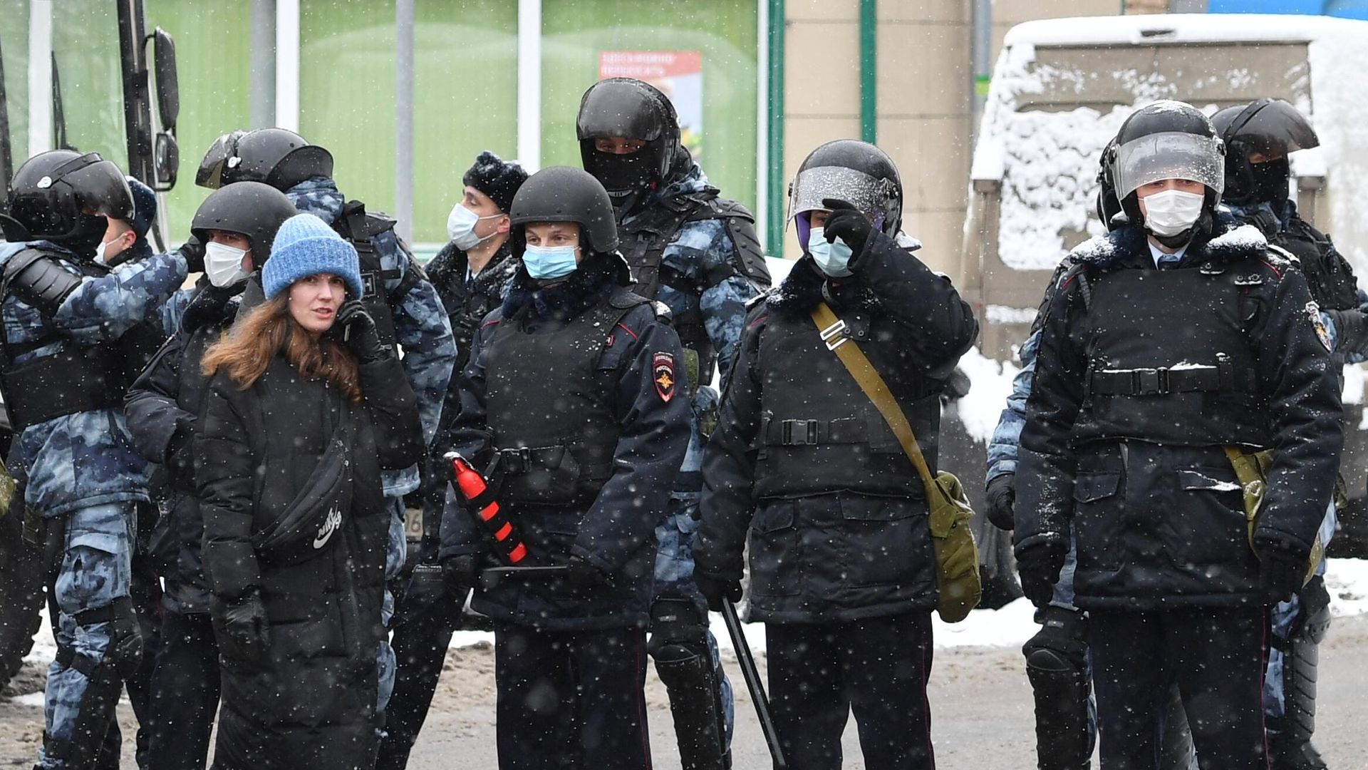 Сотрудники полиции перекрывают улицу, ведущую к СИЗО №1 Матросская тишина, во время несанкционированной акции сторонников Алексея Навального в Москве - РИА Новости, 1920, 09.02.2021