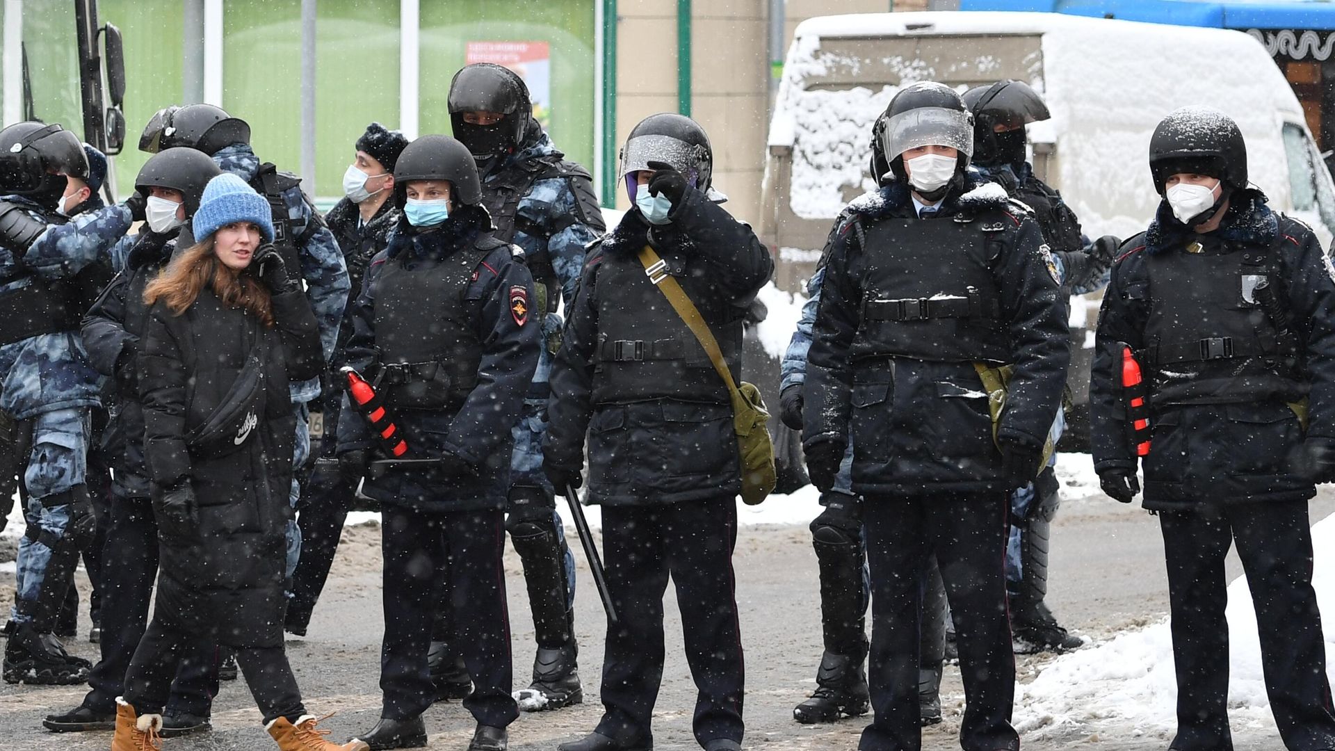Сотрудники полиции перекрывают улицу, ведущую к СИЗО №1 Матросская тишина, во время несанкционированной акции сторонников Алексея Навального в Москве - РИА Новости, 1920, 07.02.2021