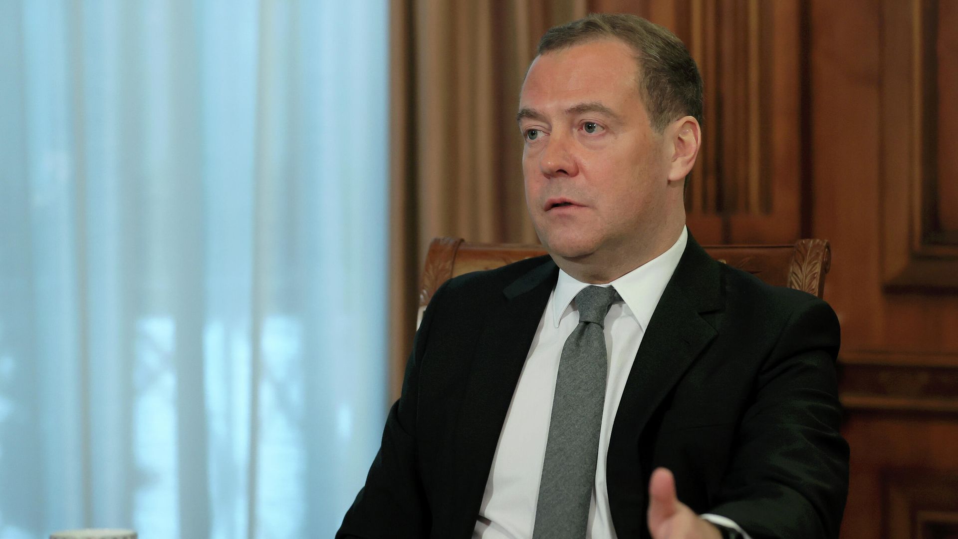 Председатель партии Единая Россия Дмитрий Медведев во время интервью представителям СМИ - РИА Новости, 1920, 18.03.2021