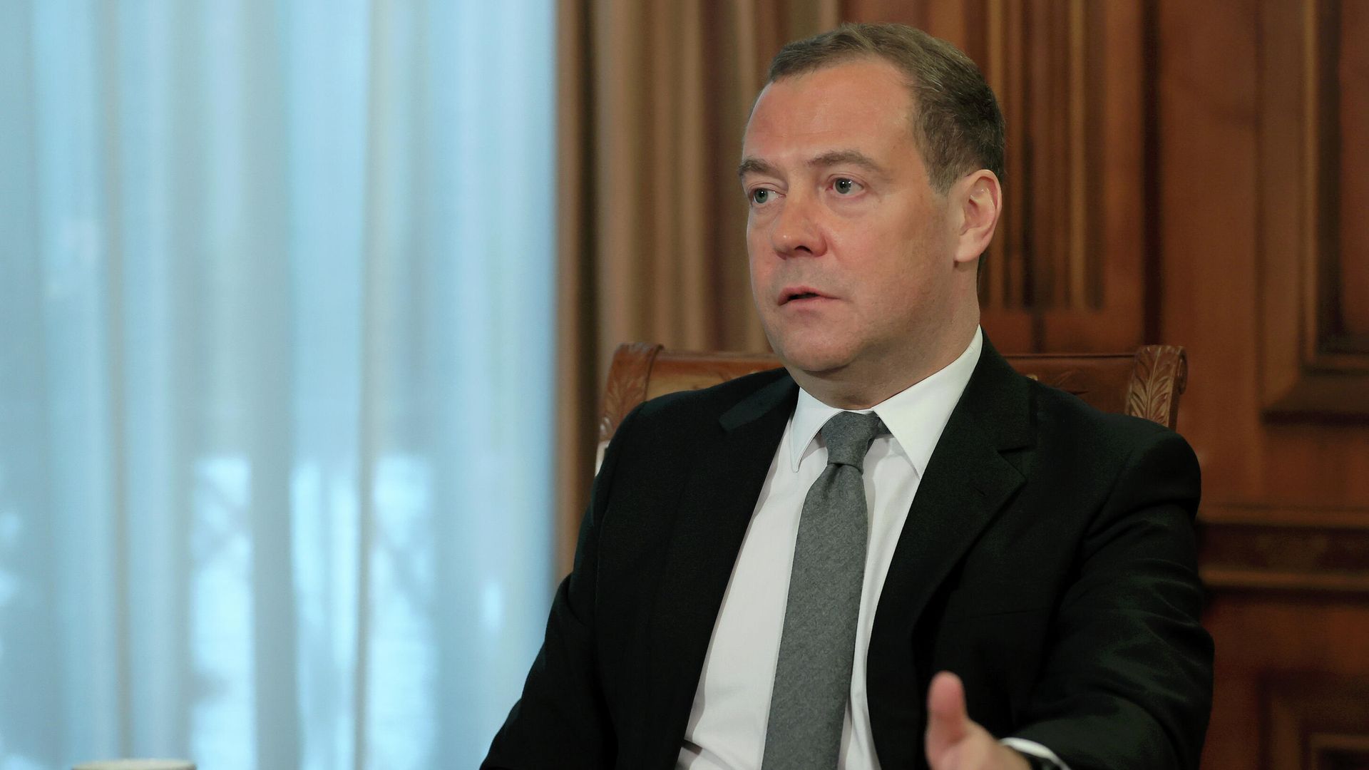 Председатель партии Единая Россия Дмитрий Медведев во время интервью представителям СМИ - РИА Новости, 1920, 18.03.2021