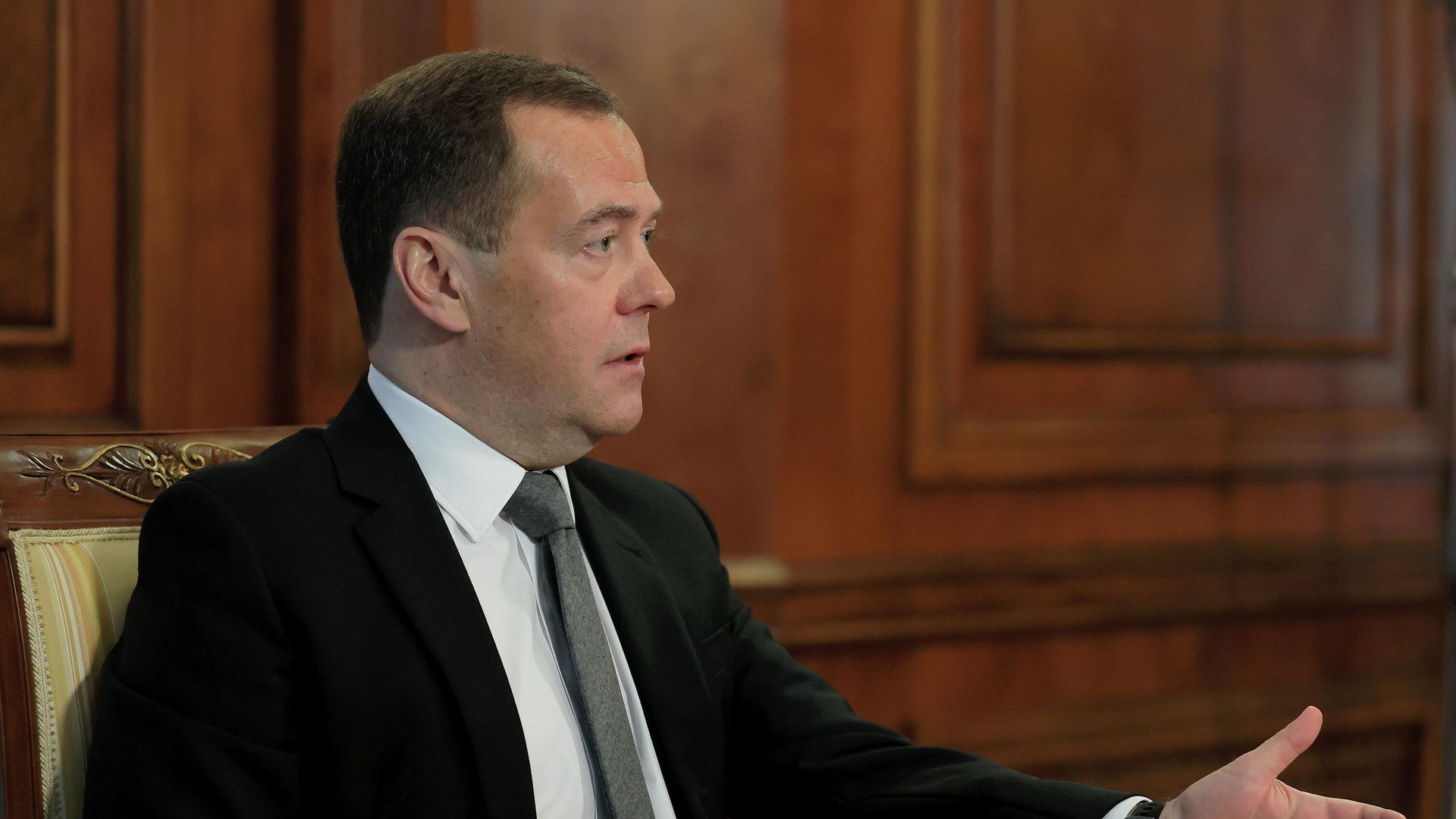 Председатель партии Единая Россия Дмитрий Медведев во время интервью представителям СМИ Председатель партии Единая Россия Дмитрий Медведев во время интервью представителям СМИ - РИА Новости, 1920, 01.02.2021
