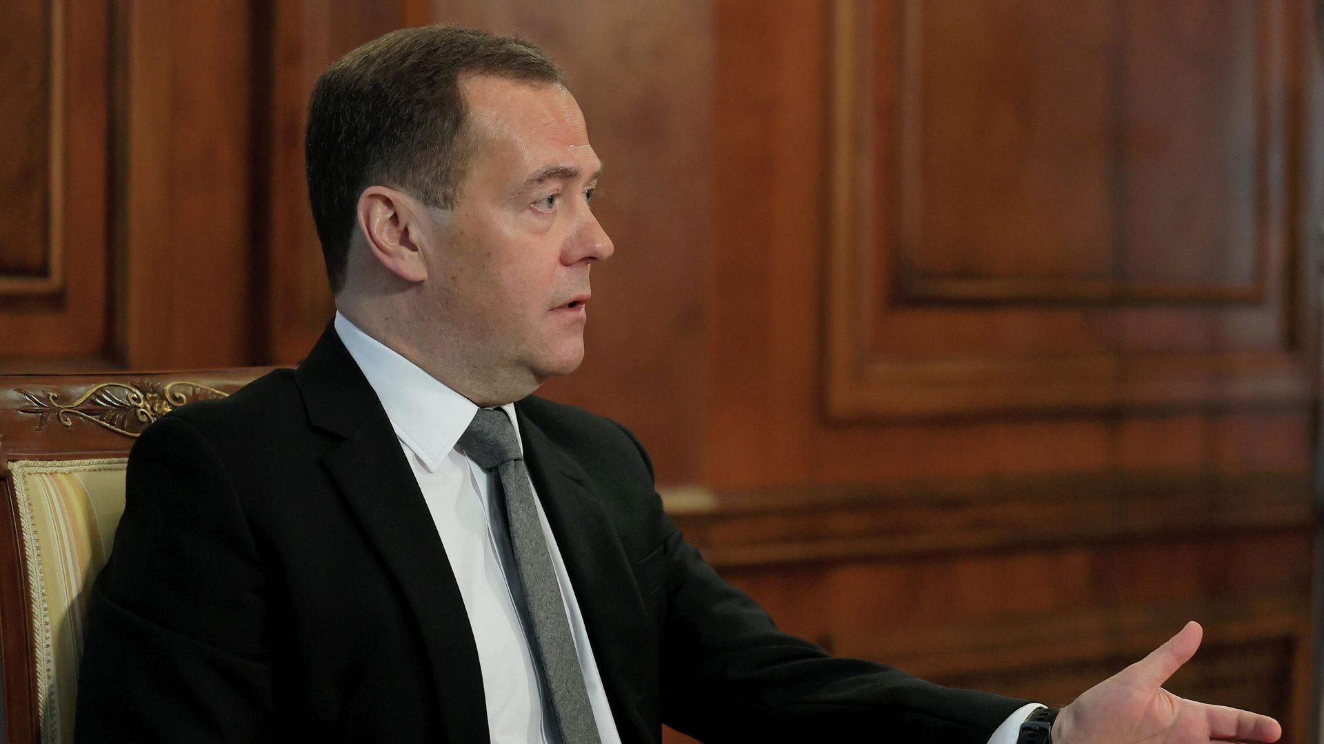 Председатель партии Единая Россия Дмитрий Медведев во время интервью представителям СМИ Председатель партии Единая Россия Дмитрий Медведев во время интервью представителям СМИ - РИА Новости, 1920, 01.02.2021