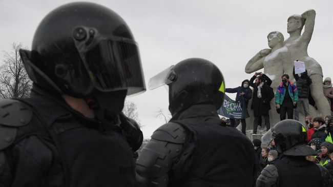 Сотрудники правоохранительных органов и участники несанкционированной акции сторонников Алексея Навального в Санкт-Петербурге