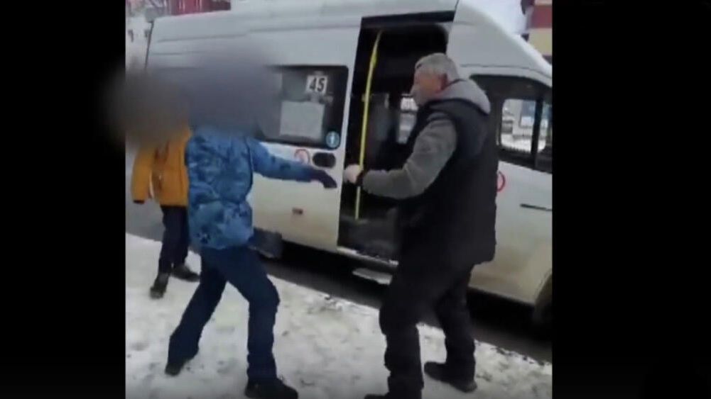 Кадр из видео очевидца конфликта школьника и водителя маршрутки в Южно-Сахалинске Кадр из видео очевидца конфликта школьника и водителя маршрутки в Южно-Сахалинске - РИА Новости, 1920, 02.02.2021