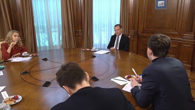 Дмитрий Медведев: Никому не хочется, чтобы их отрезали от социальных сетей, чтобы ими манипулировали представители крупных корпораций. Дмитрий Медведев: Никому не хочется, чтобы их отрезали от социальных сетей, чтобы ими манипулировали представители крупных корпораций. - РИА Новости, 1920, 01.02.2021
