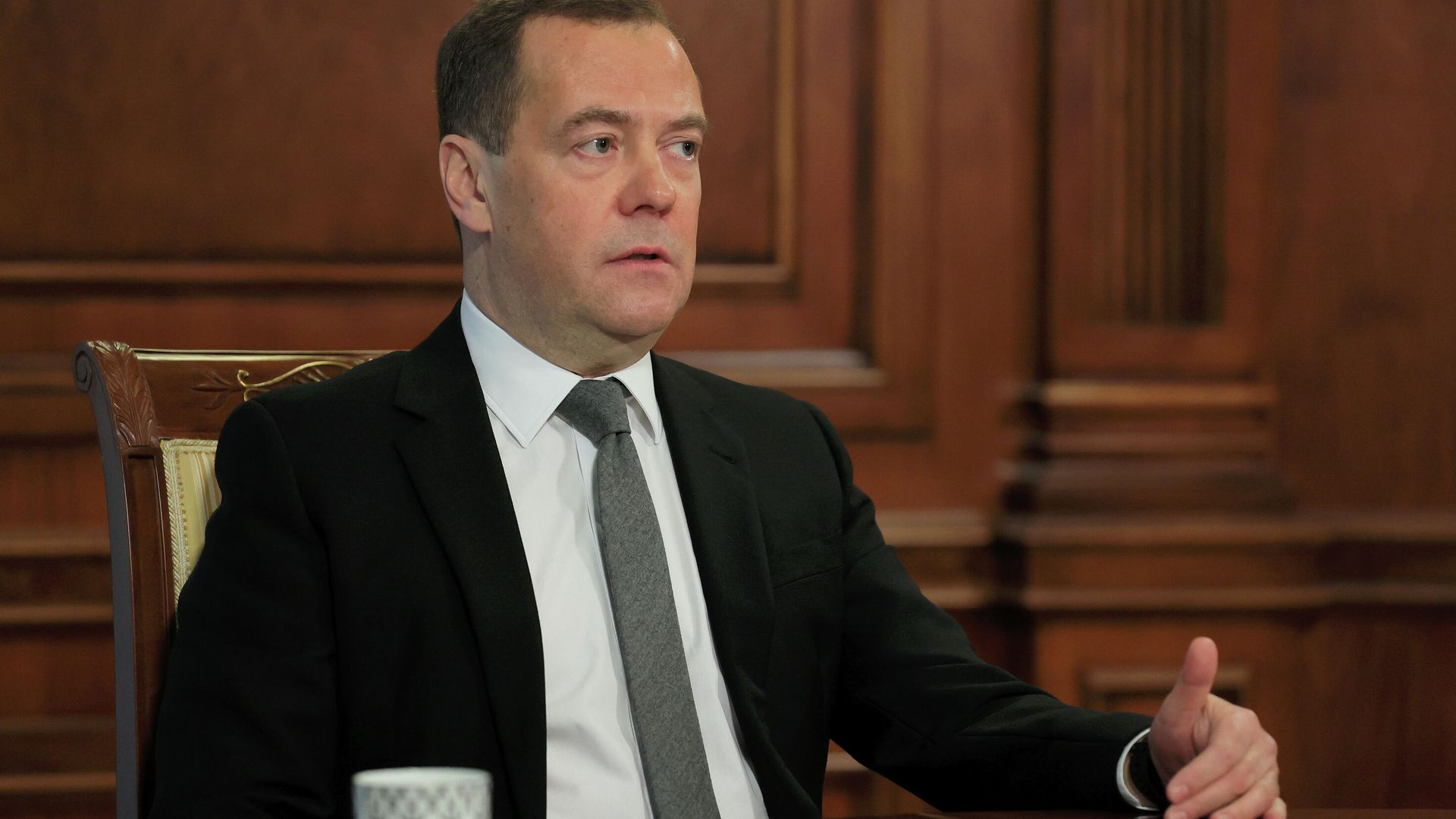 Заместитель председателя Совета безопасности РФ Дмитрий Медведев во время интервью российским СМИ Заместитель председателя Совета безопасности РФ Дмитрий Медведев во время интервью российским СМИ - РИА Новости, 1920, 01.02.2021