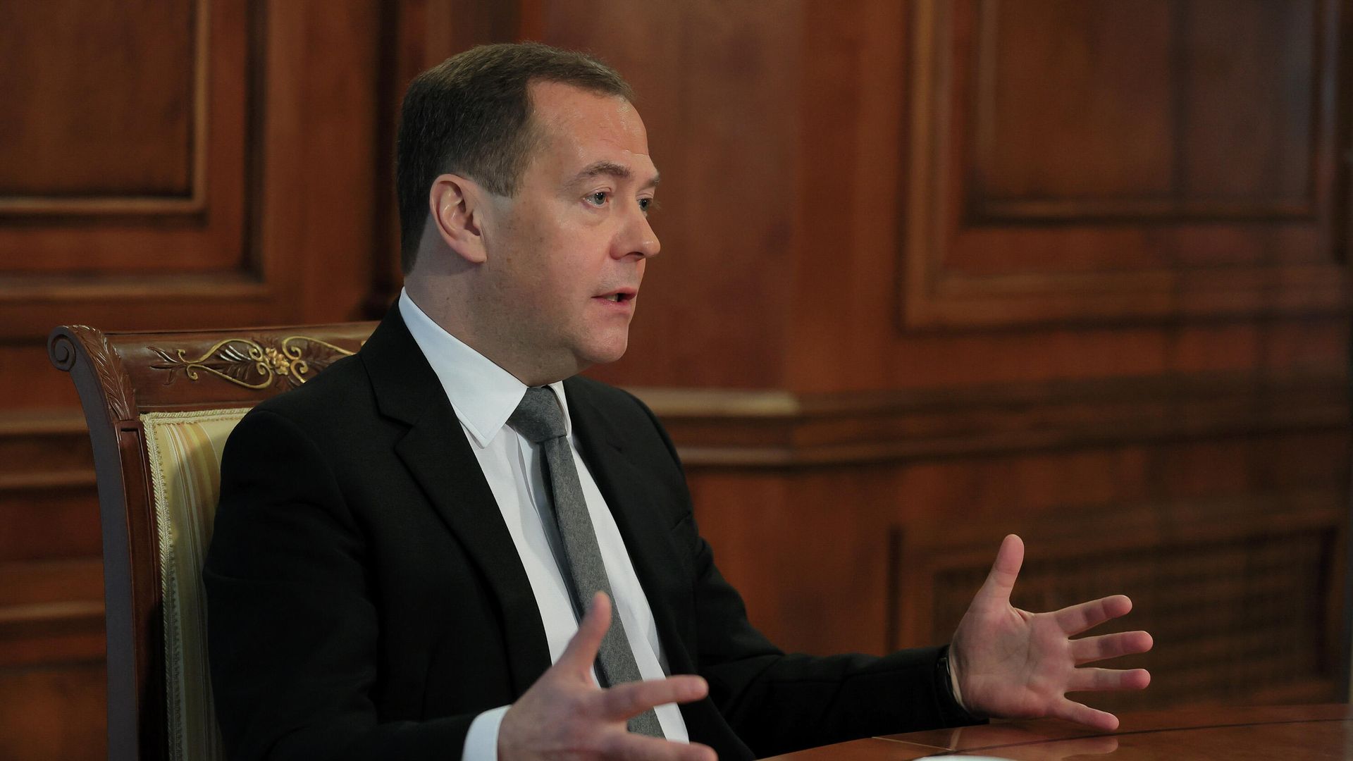 Заместитель председателя Совета безопасности РФ Дмитрий Медведев во время интервью российским СМИ Заместитель председателя Совета безопасности РФ Дмитрий Медведев во время интервью российским СМИ - РИА Новости, 1920, 01.02.2021