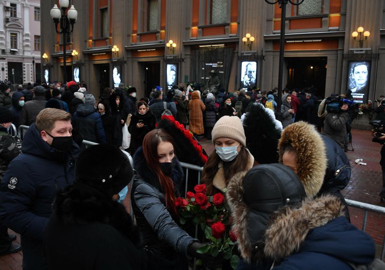 Люди во время церемонии прощания с народным артистом СССР Василием Лановым у театра имени Евгения Вахтангова в Москве Люди во время церемонии прощания с народным артистом СССР Василием Лановым у театра имени Евгения Вахтангова в Москве