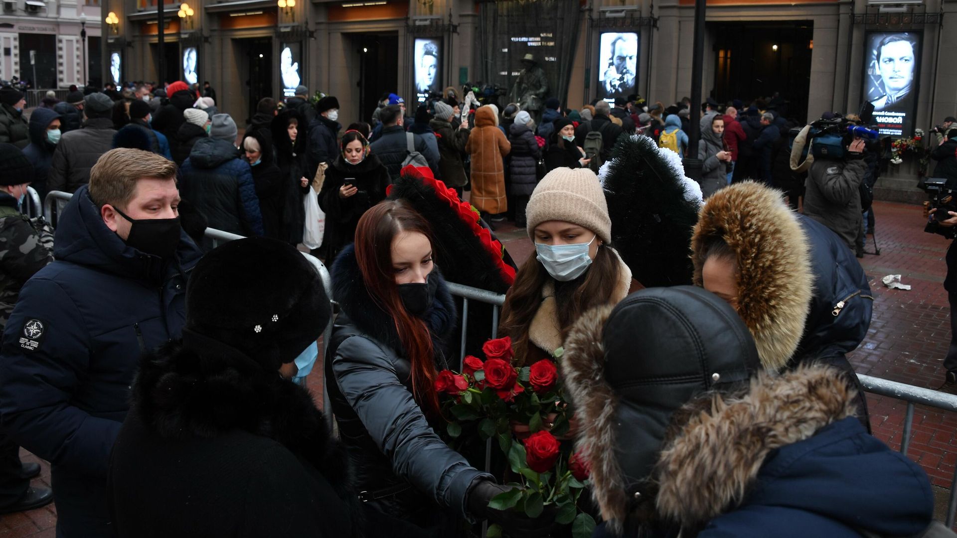 Люди во время церемонии прощания с народным артистом СССР Василием Лановым у театра имени Евгения Вахтангова в Москве Люди во время церемонии прощания с народным артистом СССР Василием Лановым у театра имени Евгения Вахтангова в Москве - РИА Новости, 1920, 01.02.2021