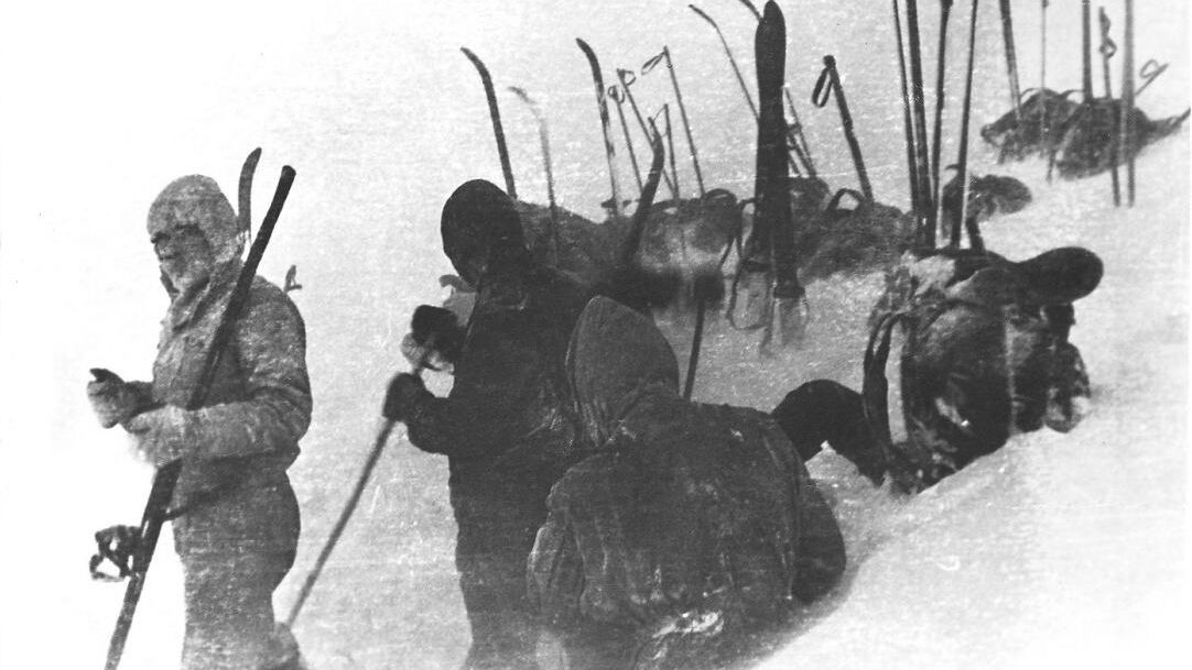Дятловцы ставят палатку на склоне горы Холатчахль Дятловцы ставят палатку на склоне горы Холатчахль - РИА Новости, 1920, 02.06.2026
