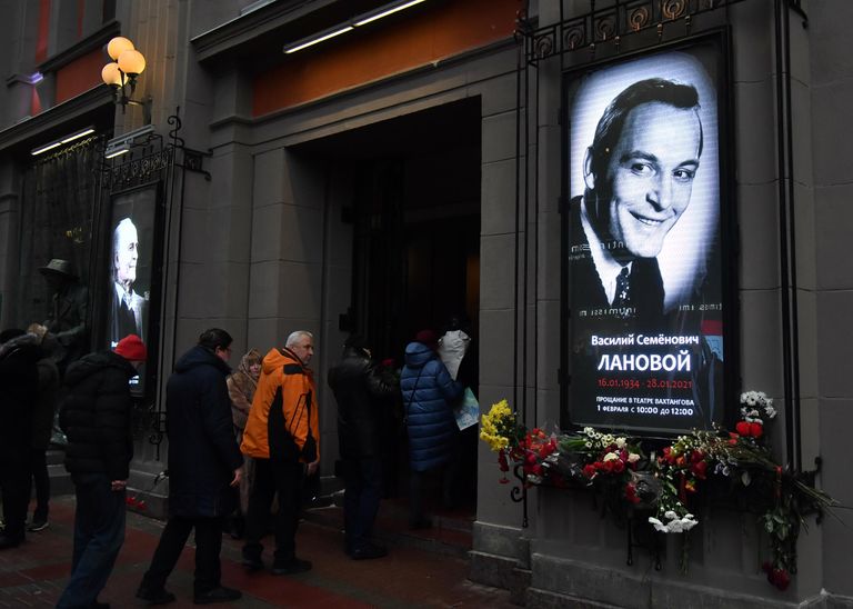 Люди у театра имени Евгения Вахтангова в Москве, где проходит церемония прощания с народным артистом СССР Василием Лановым. Люди у театра имени Евгения Вахтангова в Москве, где проходит церемония прощания с народным артистом СССР Василием Лановым.