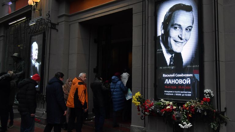 Люди у театра имени Евгения Вахтангова в Москве, где проходит церемония прощания с народным артистом СССР Василием Лановым. Люди у театра имени Евгения Вахтангова в Москве, где проходит церемония прощания с народным артистом СССР Василием Лановым.
