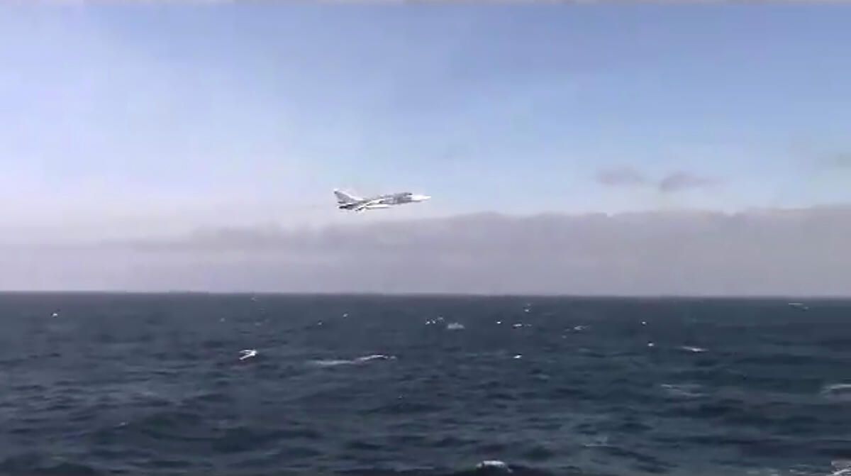 Полет Су-24 рядом с эсминцем ВМС США Дональд Кук. Кадр видео Полет Су-24 рядом с эсминцем ВМС США Дональд Кук. Кадр видео - РИА Новости, 1920, 19.02.2021