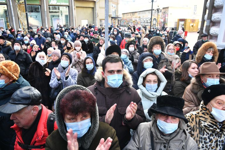 Люди во время церемонии прощания с народным артистом СССР Василием Лановым у театра имени Евгения Вахтангова в Москве Люди во время церемонии прощания с народным артистом СССР Василием Лановым у театра имени Евгения Вахтангова в Москве