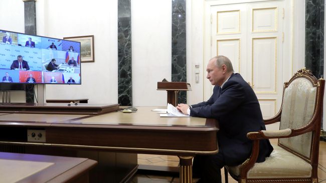 Президент РФ Владимир Путин проводит в режиме видеоконференции совещание по ситуации в банковской сфере