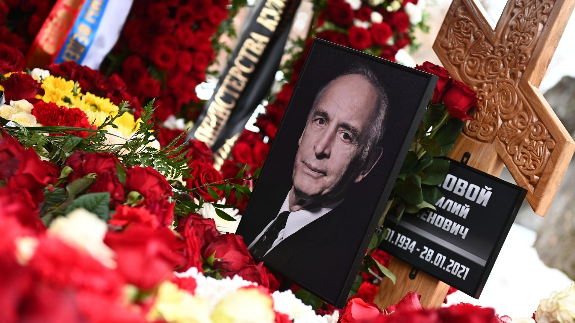 Портрет на могиле народного артиста СССР Василия Ланового на Новодевичьем кладбище Портрет на могиле народного артиста СССР Василия Ланового на Новодевичьем кладбище - РИА Новости, 1920, 08.06.2021