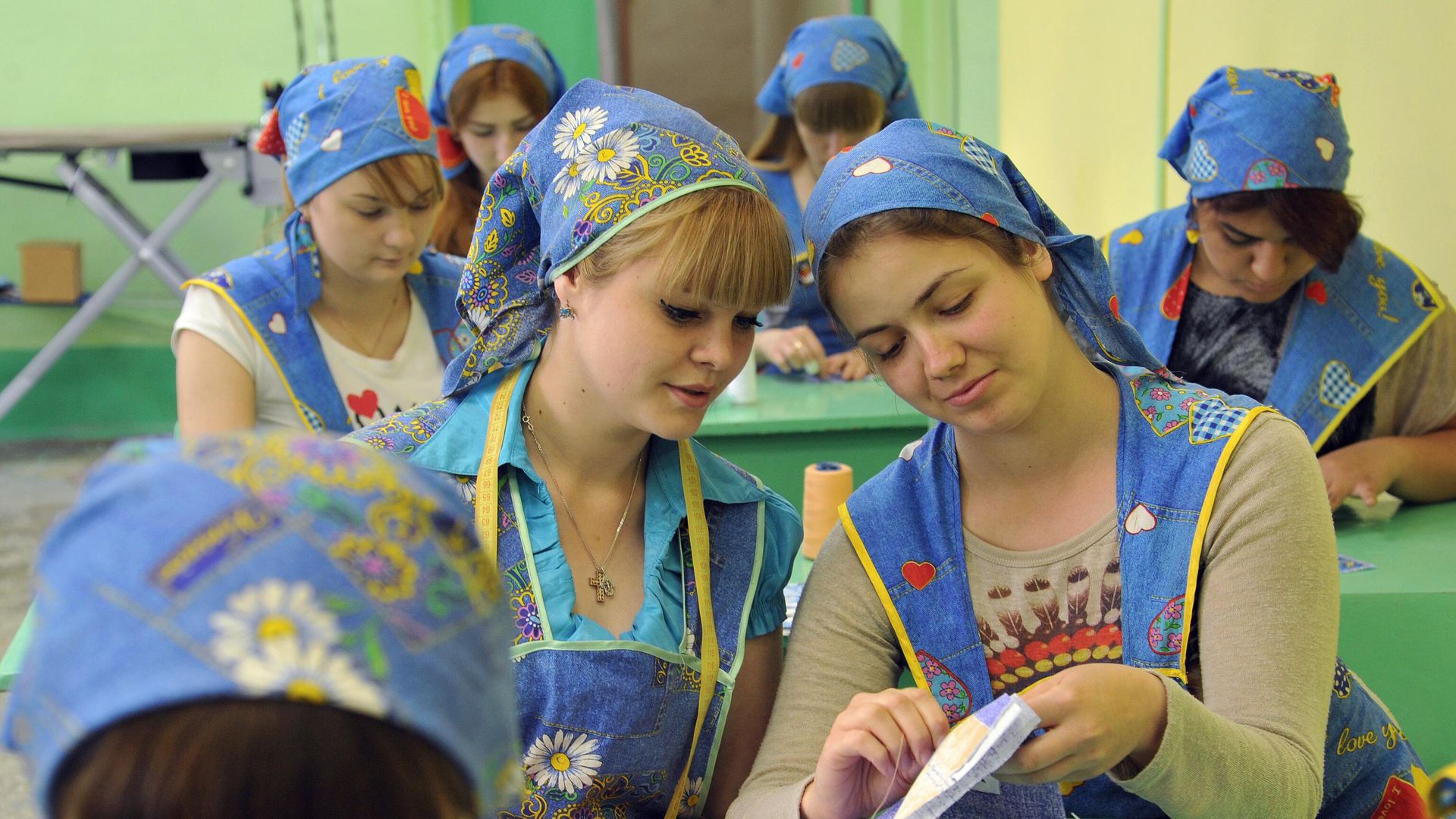 Студенты отделения конструирования и моделирования швейных изделий в мастерской строительно-художественного техникума в Ростове-на-Дону Студенты отделения конструирования и моделирования швейных изделий в мастерской строительно-художественного техникума в Ростове-на-Дону - РИА Новости, 1920, 15.06.2022