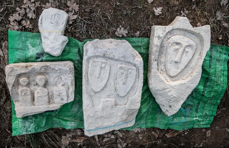 Каменные плиты, принадлежащие позднескифской культуре, найденные при исследовании грунтового могильника Киль-Дере близ Севастополя Каменные плиты, принадлежащие позднескифской культуре, найденные при исследовании грунтового могильника Киль-Дере близ Севастополя