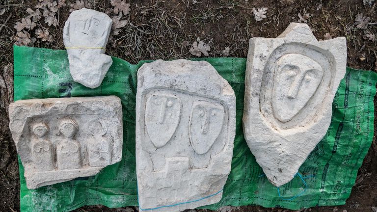 Каменные плиты, принадлежащие позднескифской культуре, найденные при исследовании грунтового могильника Киль-Дере близ Севастополя Каменные плиты, принадлежащие позднескифской культуре, найденные при исследовании грунтового могильника Киль-Дере близ Севастополя