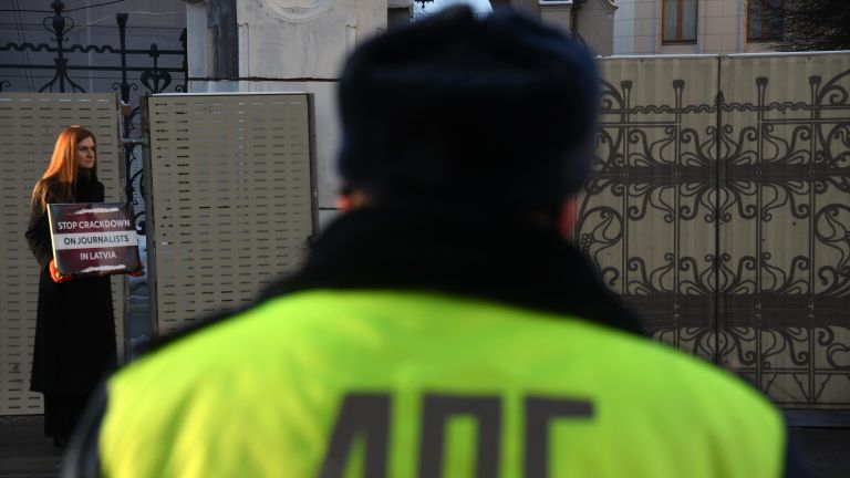 Журналистка Мария Бутина в одиночном пикете в защиту свободы слова в поддержку русскоязычных журналистов Латвии возле Дома приемов МИД России