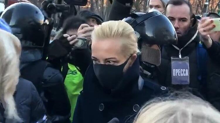 Юлия Навальная у здания Московского городского суда. Кадр видео Юлия Навальная у здания Московского городского суда. Кадр видео - РИА Новости, 1920, 02.02.2021