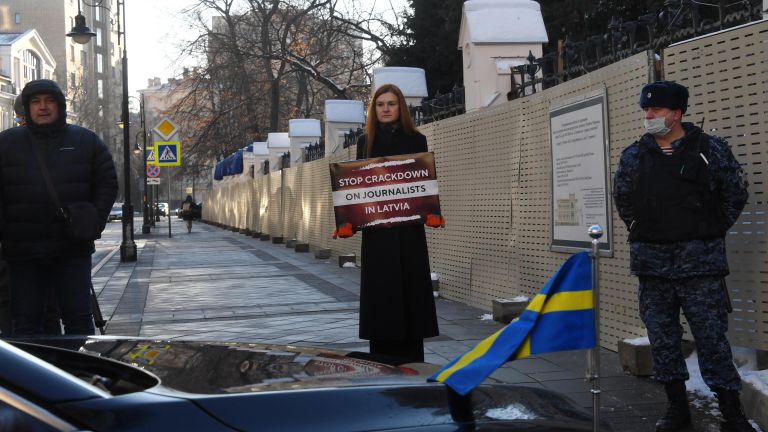 Мария Бутина в одиночном пикете в защиту свободы слова в поддержку русскоязычных журналистов Латвии возле Дома приемов МИД России