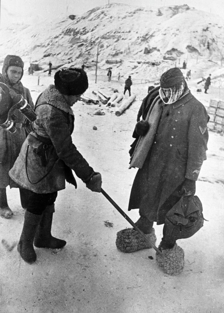 Пленный немецкий солдат в эрзац-валенках Пленный немецкий солдат в эрзац-валенках