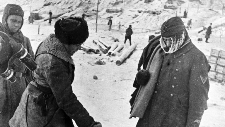 Пленный немецкий солдат в эрзац-валенках. Сталинградская битва Пленный немецкий солдат в эрзац-валенках. Сталинградская битва