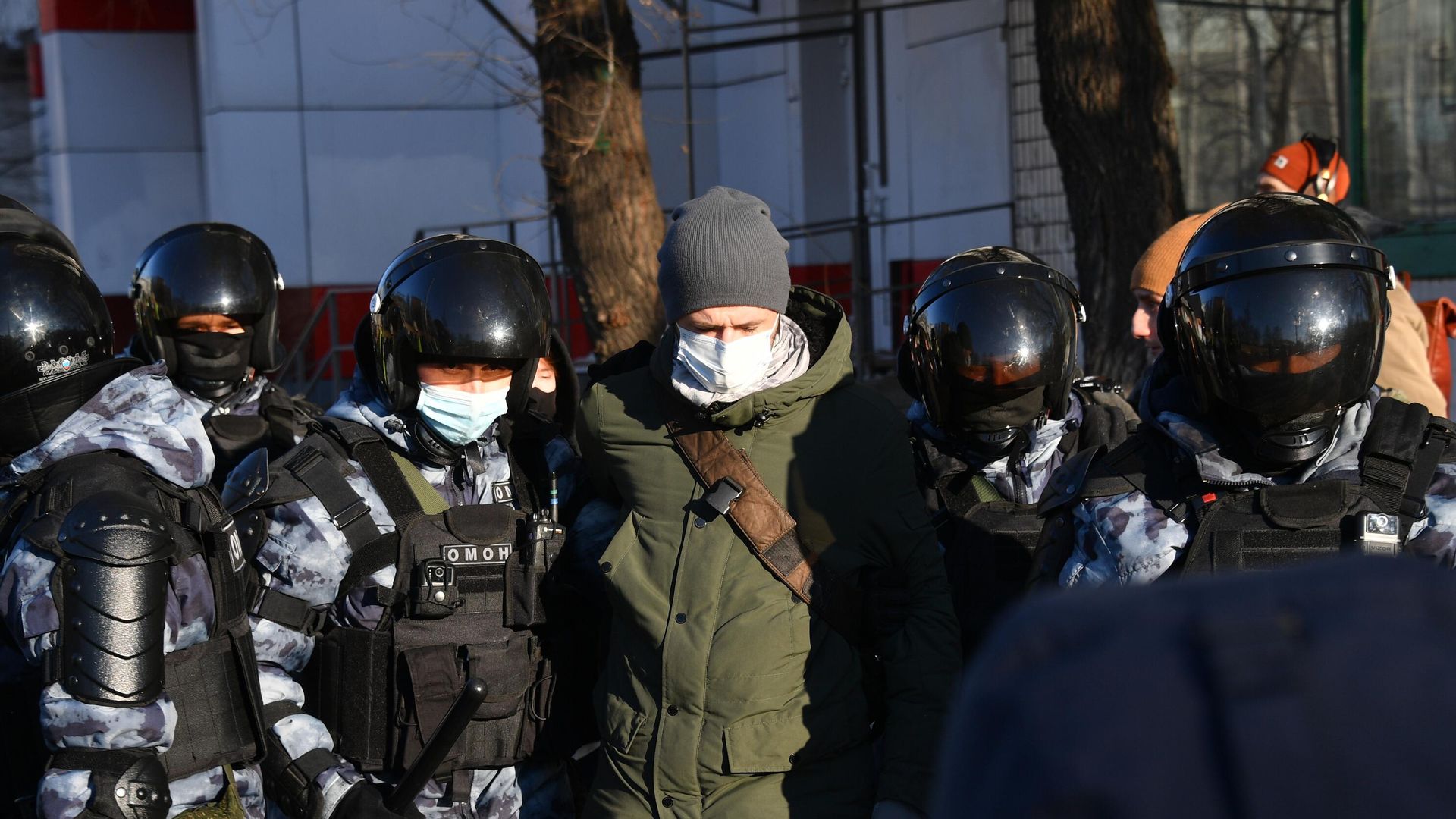 Задержание полицейскими молодого человека у здания Московского городского суда - РИА Новости, 1920, 04.02.2021