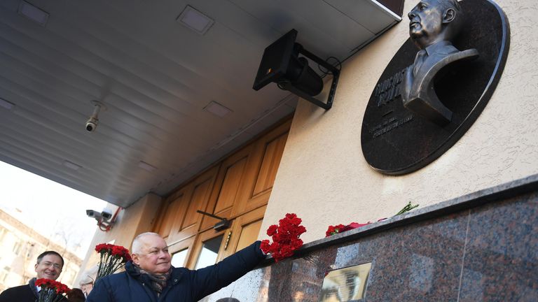 Генеральный директор МИА Россия сегодня Дмитрий Киселев (справа) и помощник президента РФ Владимир Мединский на церемонии открытия мемориальной доски диктору Всесоюзного радио Юрию Левитану Генеральный директор МИА Россия сегодня Дмитрий Киселев (справа) и помощник президента РФ Владимир Мединский на церемонии открытия мемориальной доски диктору Всесоюзного радио Юрию Левитану