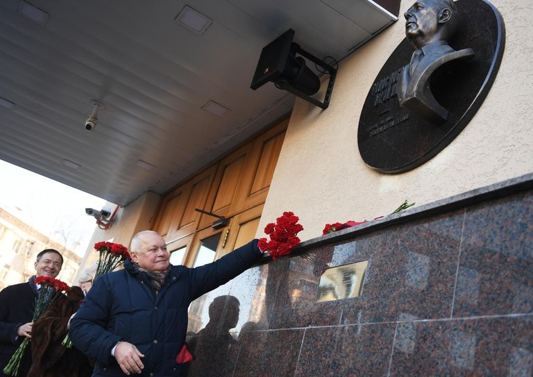 Генеральный директор МИА Россия сегодня Дмитрий Киселев (справа) и помощник президента РФ Владимир Мединский на церемонии открытия мемориальной доски диктору Всесоюзного радио Юрию Левитану Генеральный директор МИА Россия сегодня Дмитрий Киселев (справа) и помощник президента РФ Владимир Мединский на церемонии открытия мемориальной доски диктору Всесоюзного радио Юрию Левитану