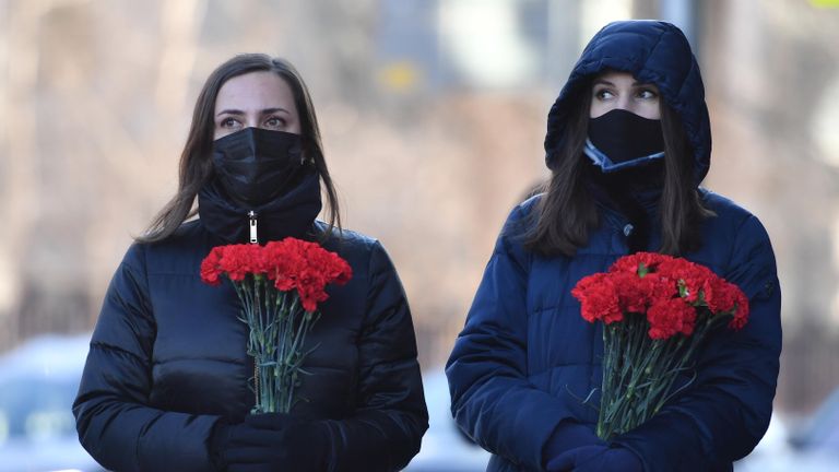 Девушки с цветами на церемонии открытия мемориальной доски диктору Всесоюзного радио Юрию Левитану у входа в здание МИА Россия сегодня на Пятницкой улице в Москве Девушки с цветами на церемонии открытия мемориальной доски диктору Всесоюзного радио Юрию Левитану у входа в здание МИА Россия сегодня на Пятницкой улице в Москве