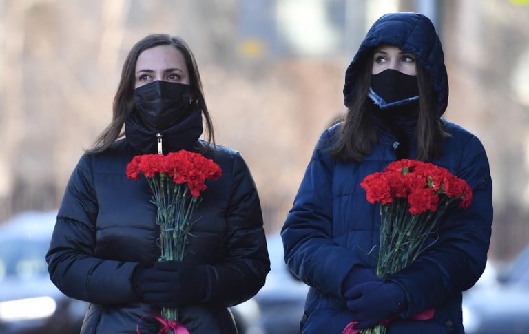 Девушки с цветами на церемонии открытия мемориальной доски диктору Всесоюзного радио Юрию Левитану у входа в здание МИА Россия сегодня на Пятницкой улице в Москве Девушки с цветами на церемонии открытия мемориальной доски диктору Всесоюзного радио Юрию Левитану у входа в здание МИА Россия сегодня на Пятницкой улице в Москве