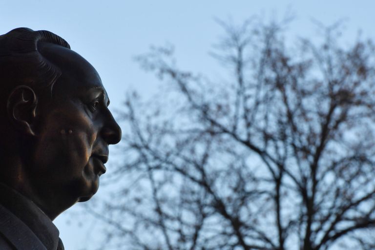 Бюст диктора Всесоюзного радио Юрия Левитана, установленный с мемориальной доской у входа в здание МИА Россия сегодня на Пятницкой улице в Москве Бюст диктора Всесоюзного радио Юрия Левитана, установленный с мемориальной доской у входа в здание МИА Россия сегодня на Пятницкой улице в Москве
