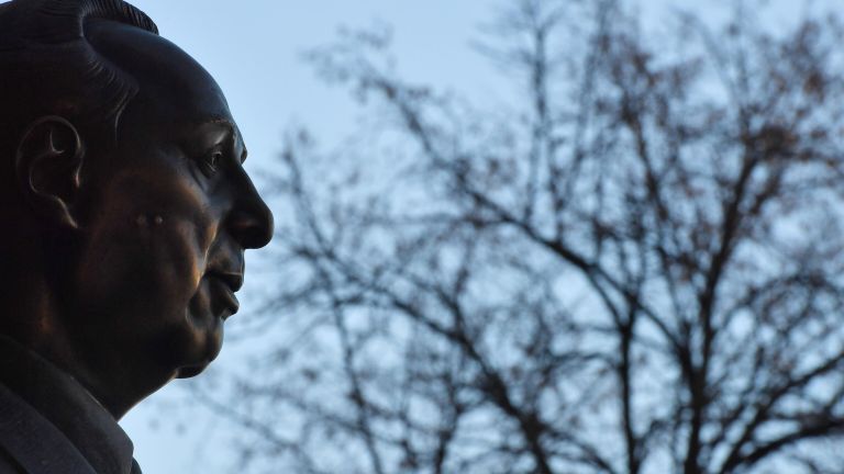 Бюст диктора Всесоюзного радио Юрия Левитана, установленный с мемориальной доской у входа в здание МИА Россия сегодня на Пятницкой улице в Москве Бюст диктора Всесоюзного радио Юрия Левитана, установленный с мемориальной доской у входа в здание МИА Россия сегодня на Пятницкой улице в Москве