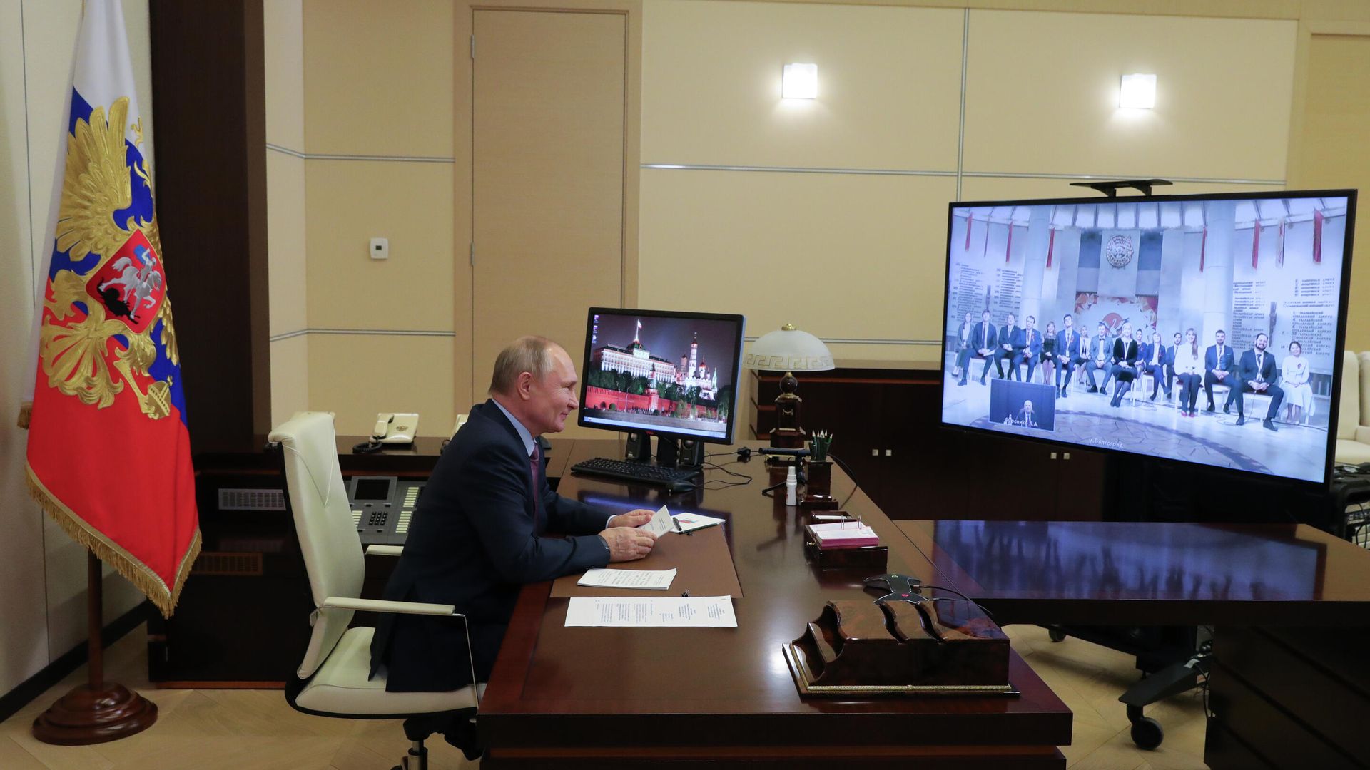 Президент РФ Владимир Путин во время встречи в режиме видеоконференции с лауреатами конкурса Учитель года России Президент РФ Владимир Путин во время встречи в режиме видеоконференции с лауреатами конкурса Учитель года России - РИА Новости, 1920, 02.02.2021