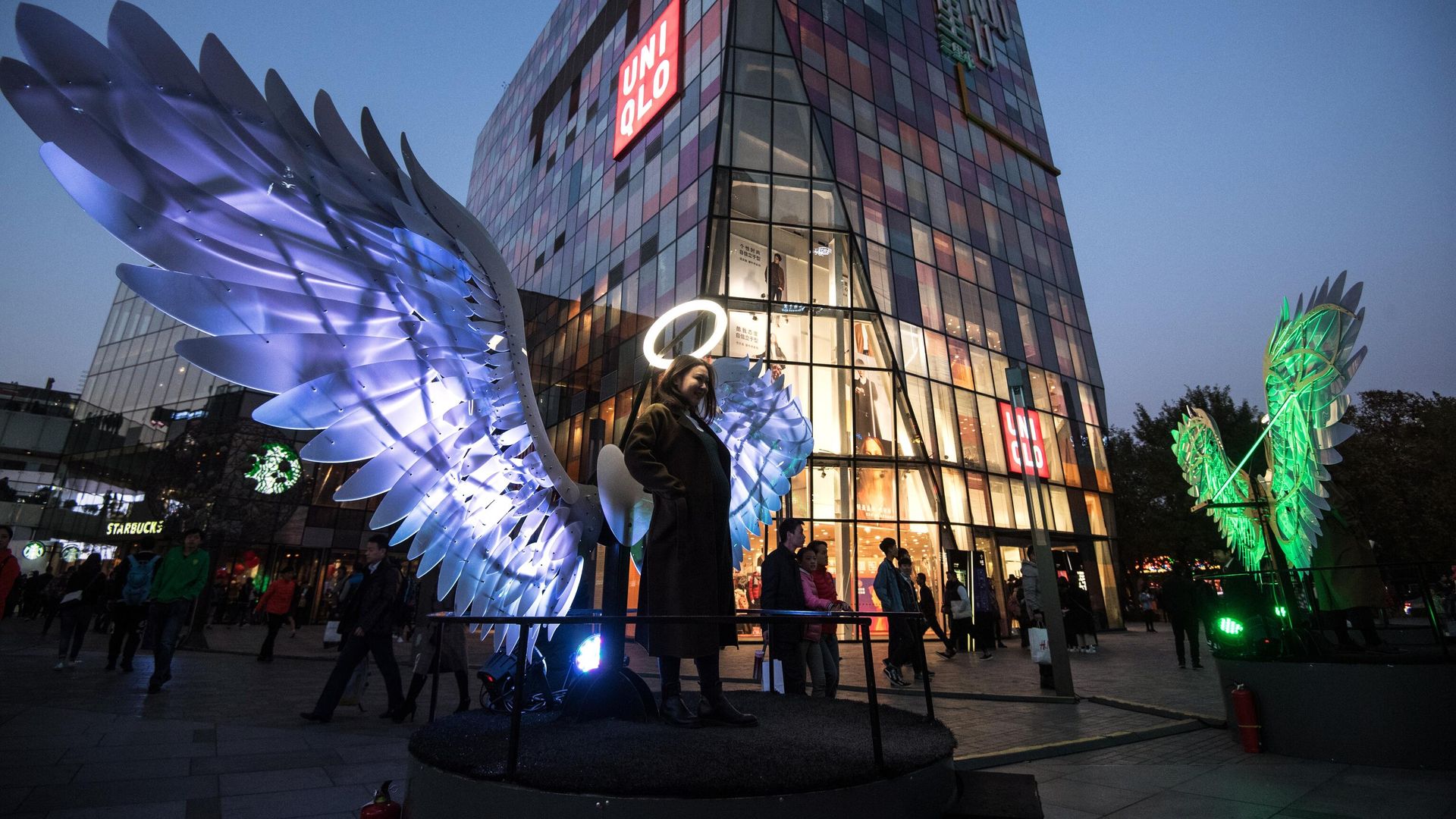 На территории многофункционального комплекса Sanlitun Soho в Пекине На территории многофункционального комплекса Sanlitun Soho в Пекине - РИА Новости, 1920, 06.07.2023