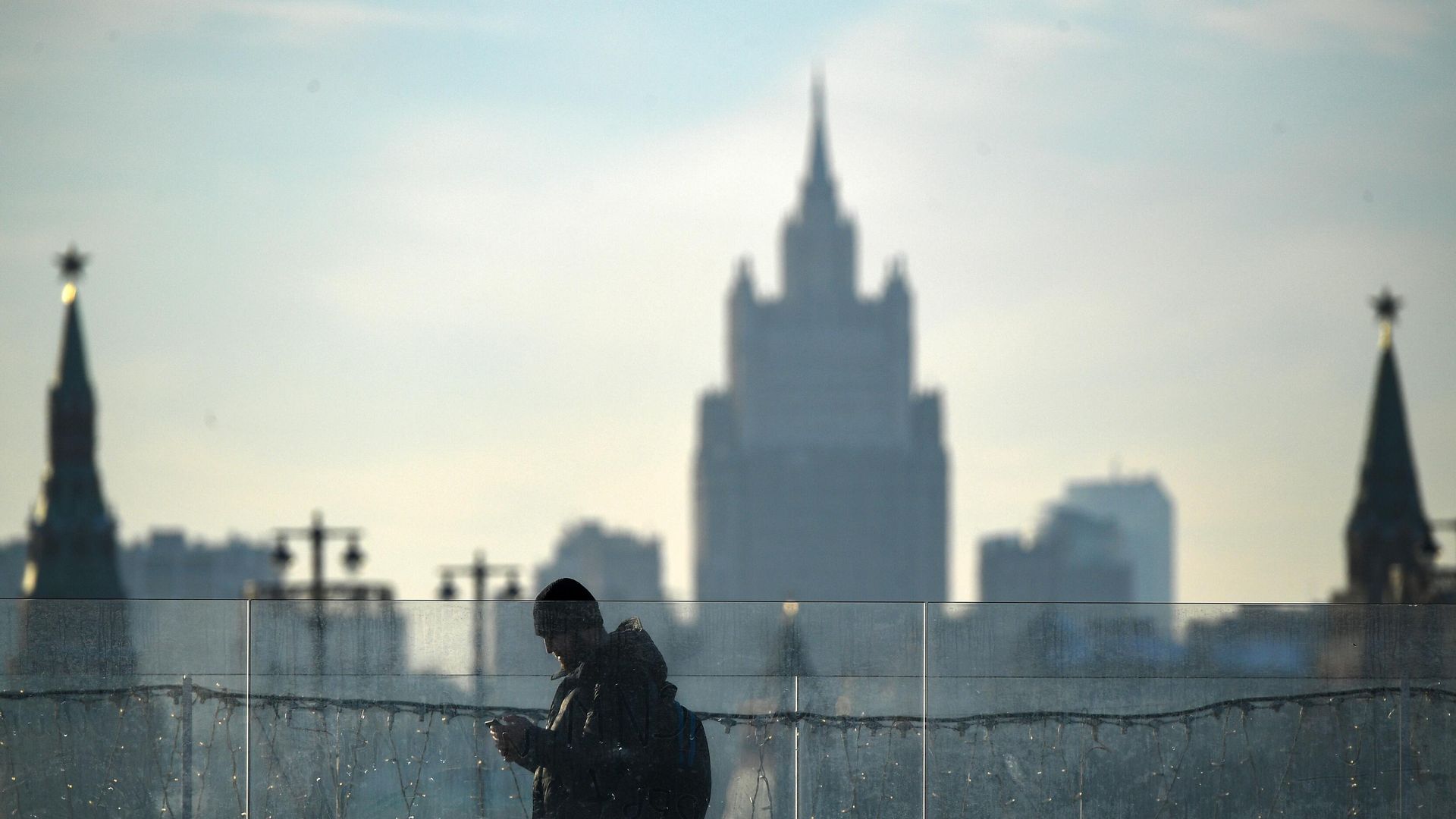 Прохожий в парке Зарядье в Москве Прохожий в парке Зарядье в Москве - РИА Новости, 1920, 04.02.2021