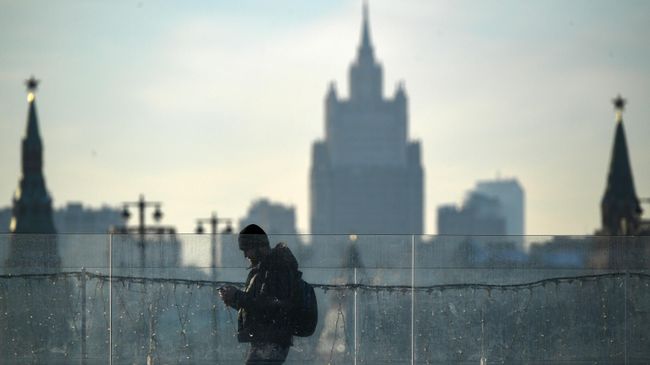 Прохожий в парке Зарядье в Москве