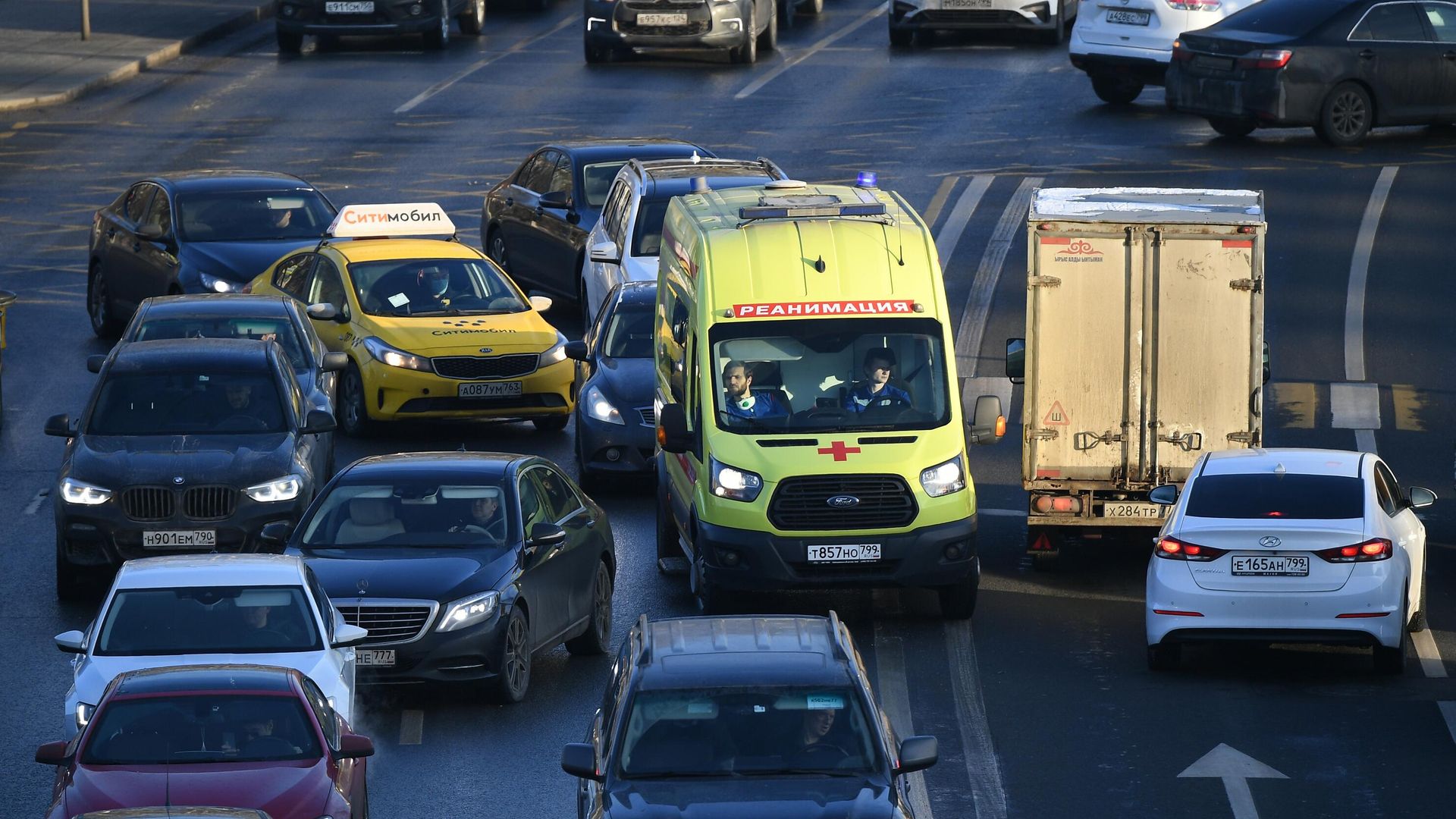 Автомобили на одной из улиц в Москве Автомобили на одной из улиц в Москве - РИА Новости, 1920, 31.01.2022