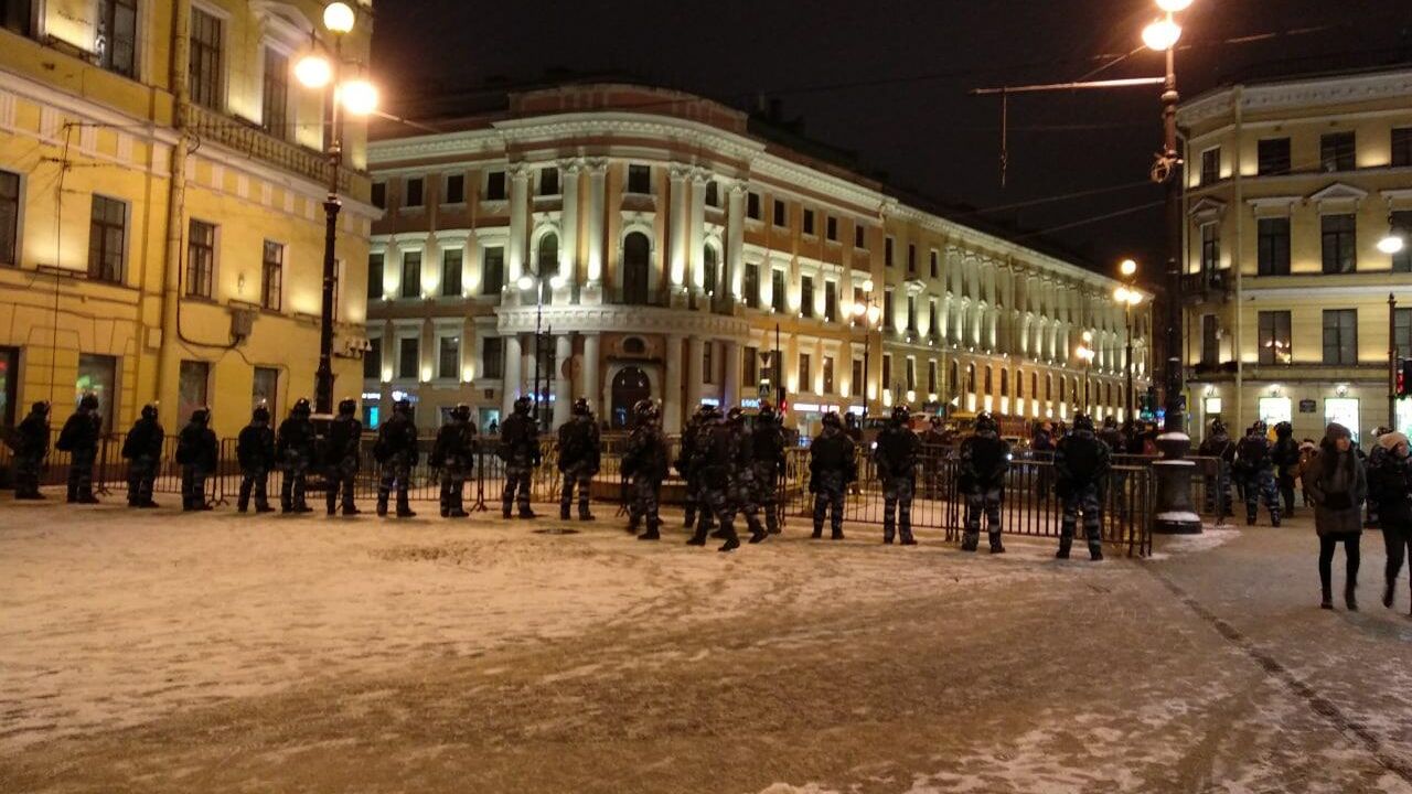 В Петербурге перекрыта Дворцовая площадь В Петербурге перекрыта Дворцовая площадь - РИА Новости, 1920, 02.02.2021