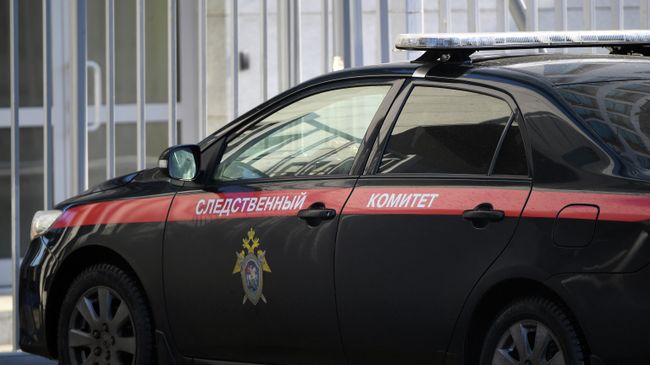 Служебный автомобиль возле здания Следственного комитета РФ в Москве