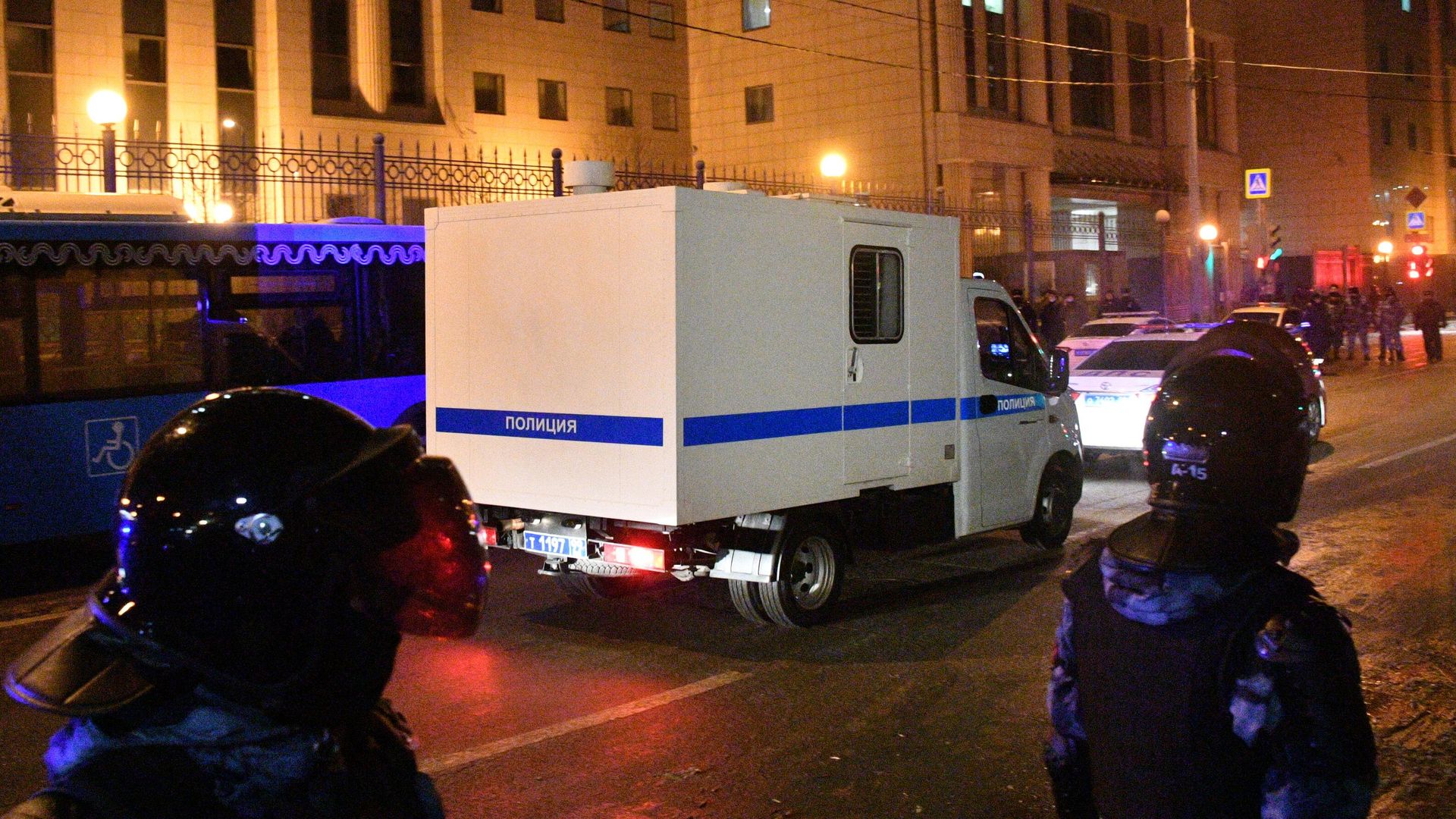 Полицейские автомобили у здания Московского городского суда Полицейские автомобили у здания Московского городского суда - РИА Новости, 1920, 26.04.2021