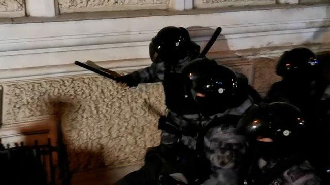 ОМОН в процессе задержания применил силу против участников несогласованной акции в Москве