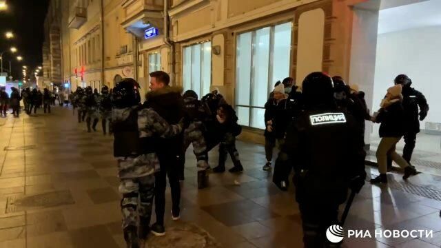 Первые задержания на Страстном бульваре во время несогласованной акции Первые задержания на Страстном бульваре во время несогласованной акции - РИА Новости, 1920, 03.02.2021