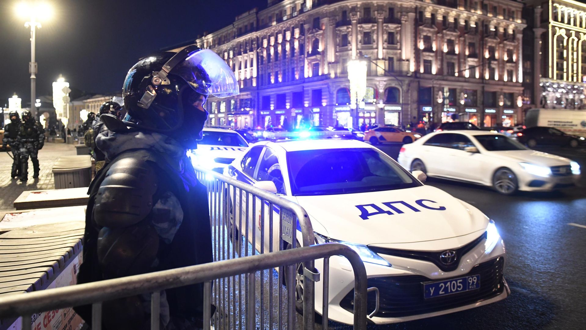 Сотрудники правоохранительных органов перед началом несанкционированной акции сторонников Алексея Навального в Москве - РИА Новости, 1920, 03.02.2021