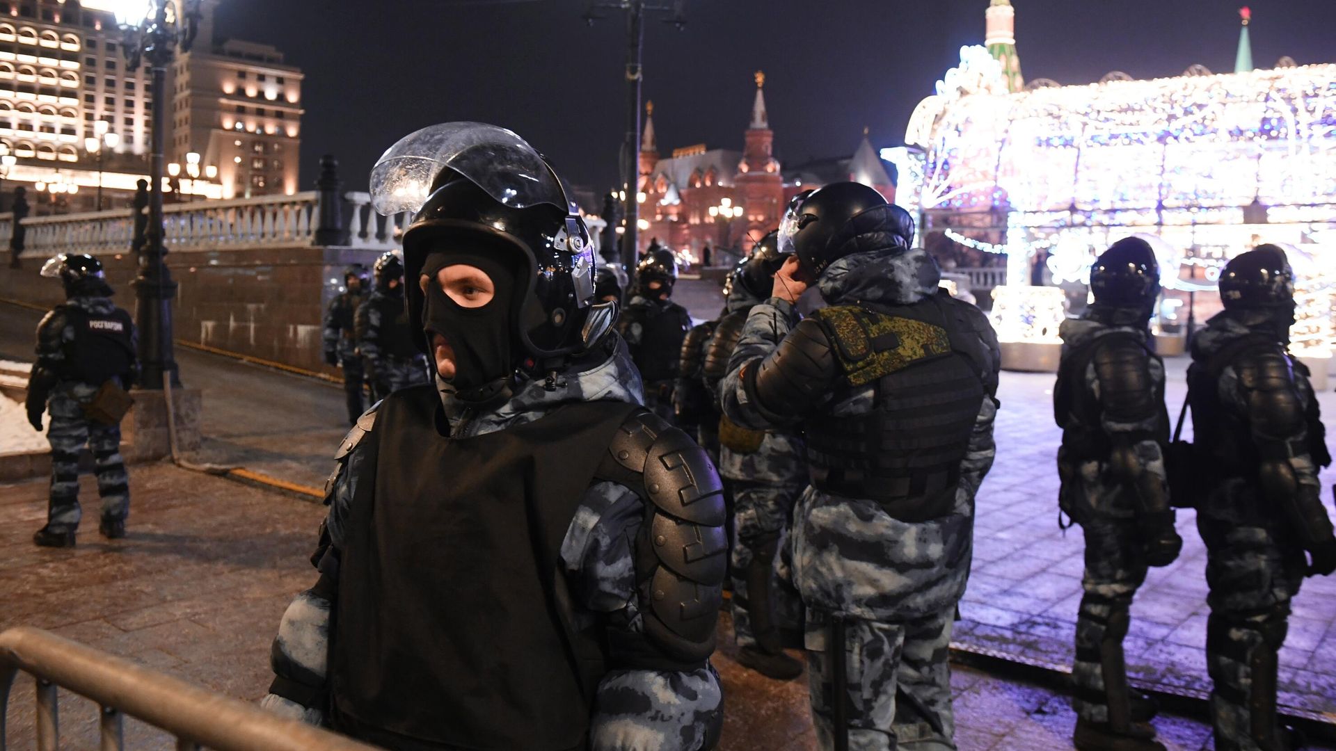 Сотрудники правоохранительных органов перед началом несанкционированной акции сторонников Алексея Навального в Москве - РИА Новости, 1920, 03.02.2021
