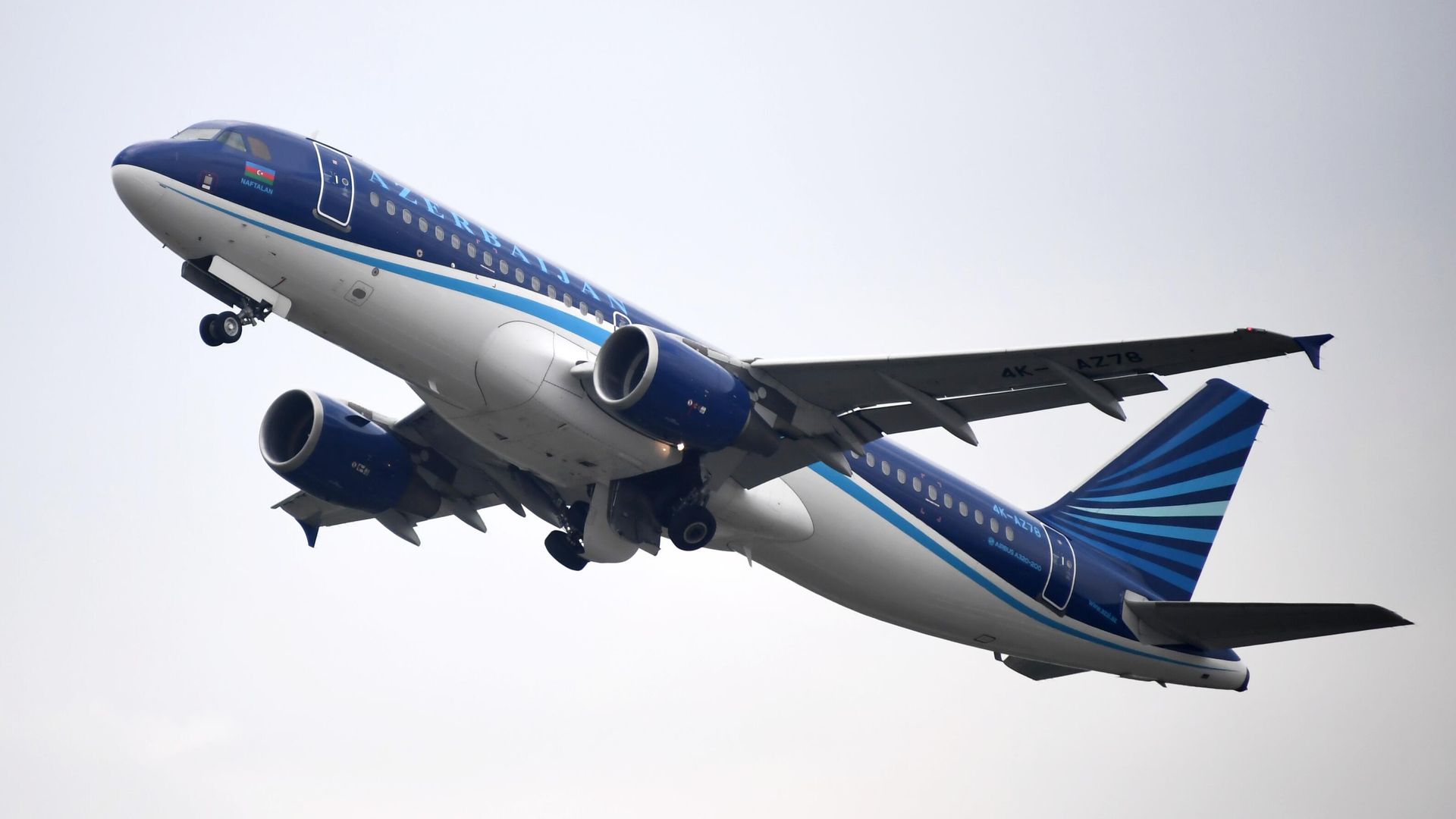 Самолет авиакомпании Azerbaijan Airlines в аэропорту Внуково Самолет авиакомпании Azerbaijan Airlines в аэропорту Внуково - РИА Новости, 1920, 09.01.2025